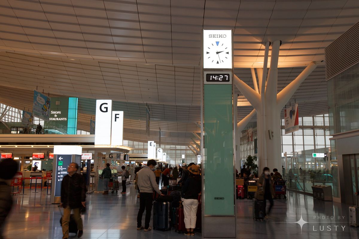 세이코 시계 기둥 있는 공항 출국 로비