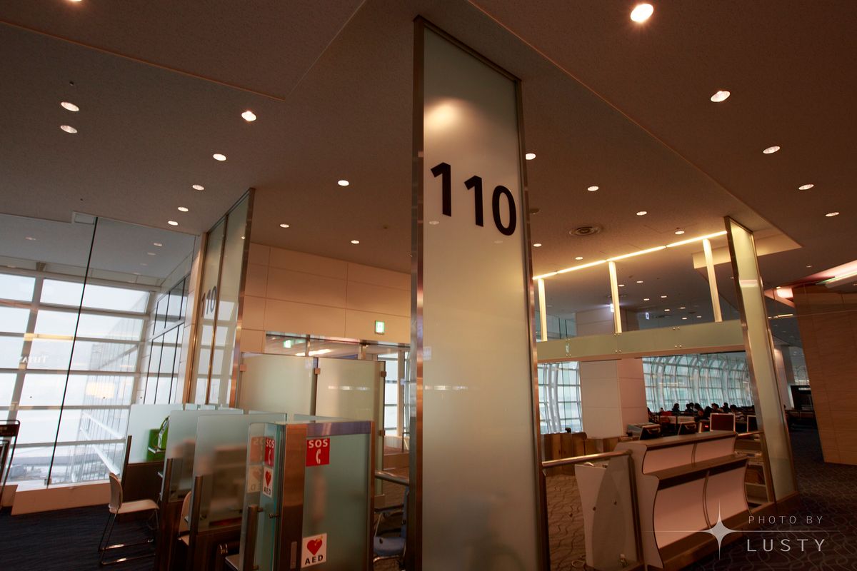 게이트 110 숫자 적힌 라운지 기둥