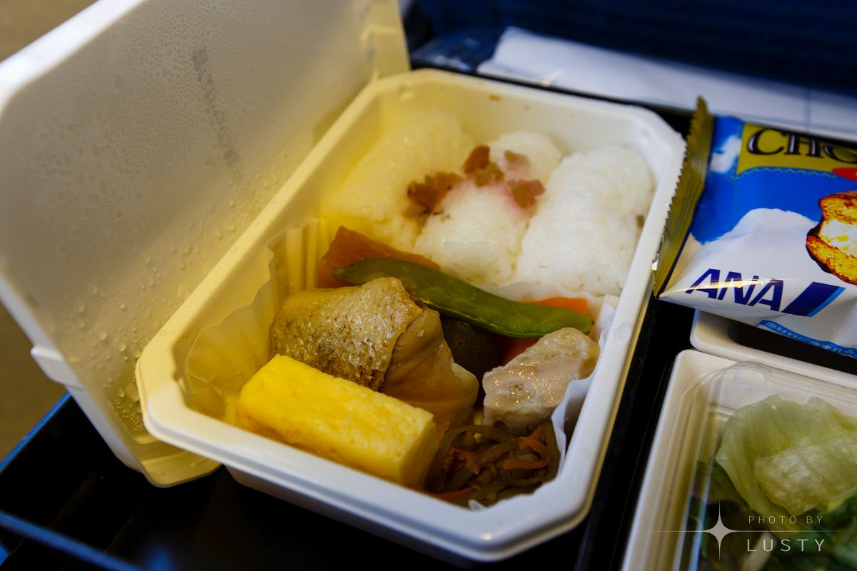 열어본 도시락과 음료 간식