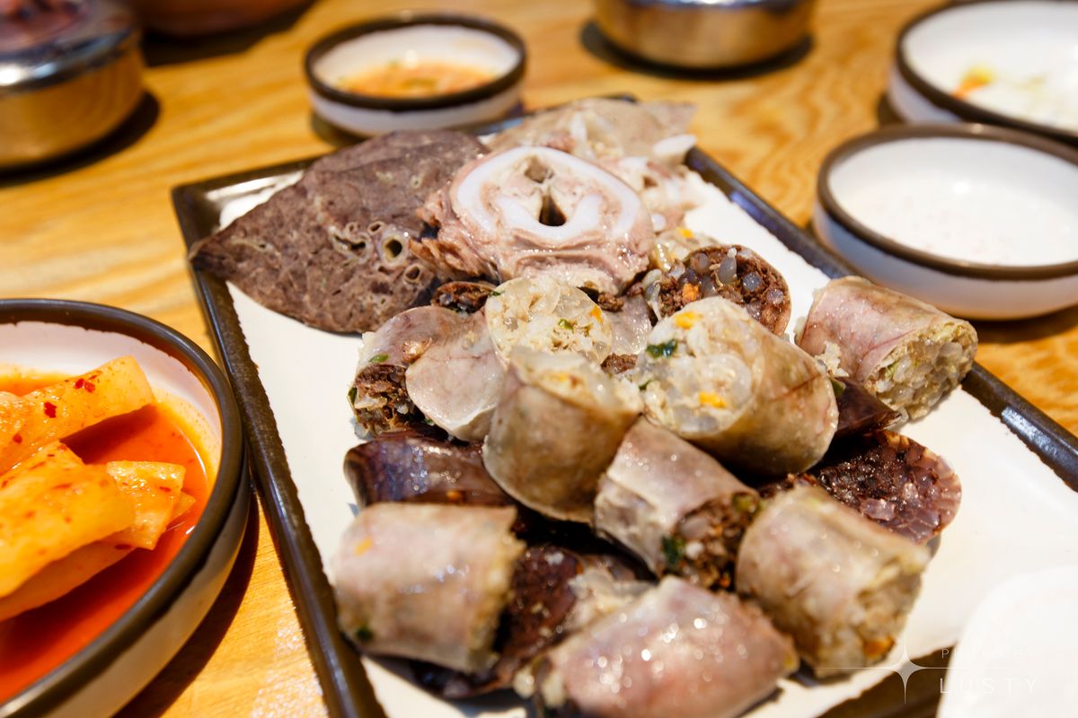 순대와 곁들임 김치가 놓인 식탁