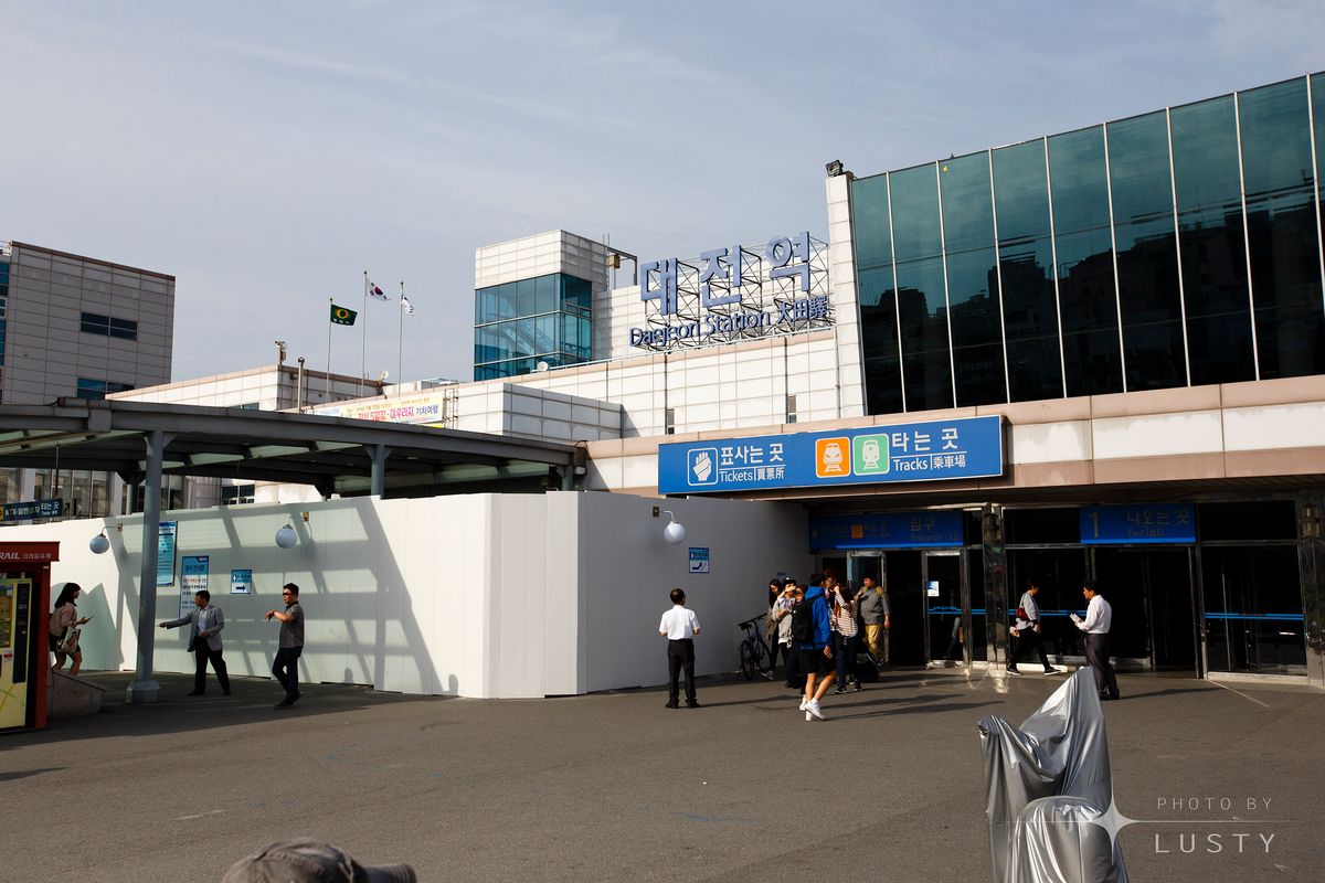대전역 출구와 사람들 모습