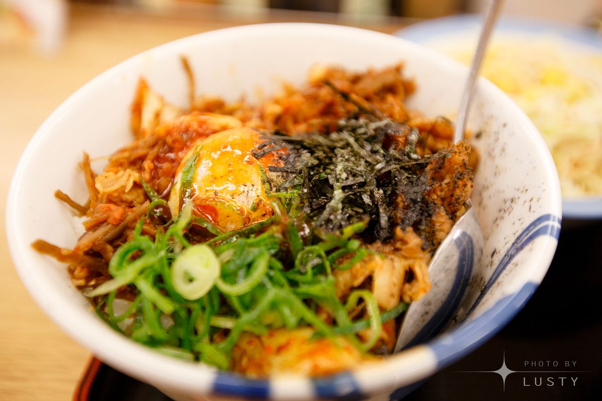 김가루와 파, 계란 얹은 비빔밥