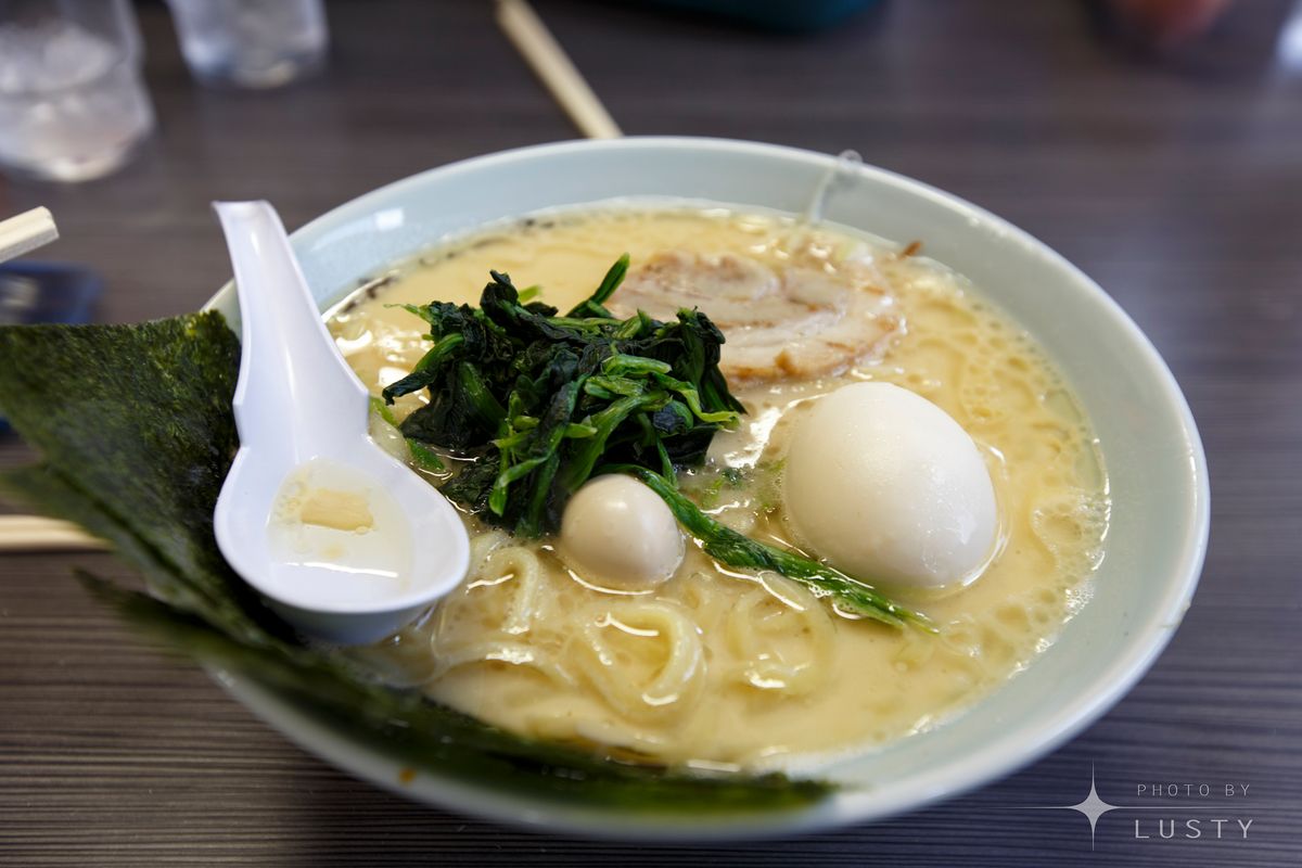 시금치, 김, 달걀 올린 돈코츠 라멘