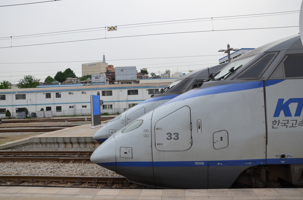 플랫폼에 정차한 KTX 33호기 기관차