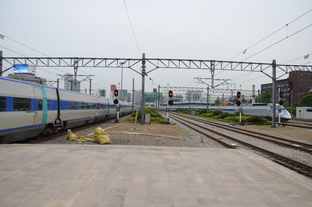 플랫폼에서 본 선로와 좌우 KTX 열차