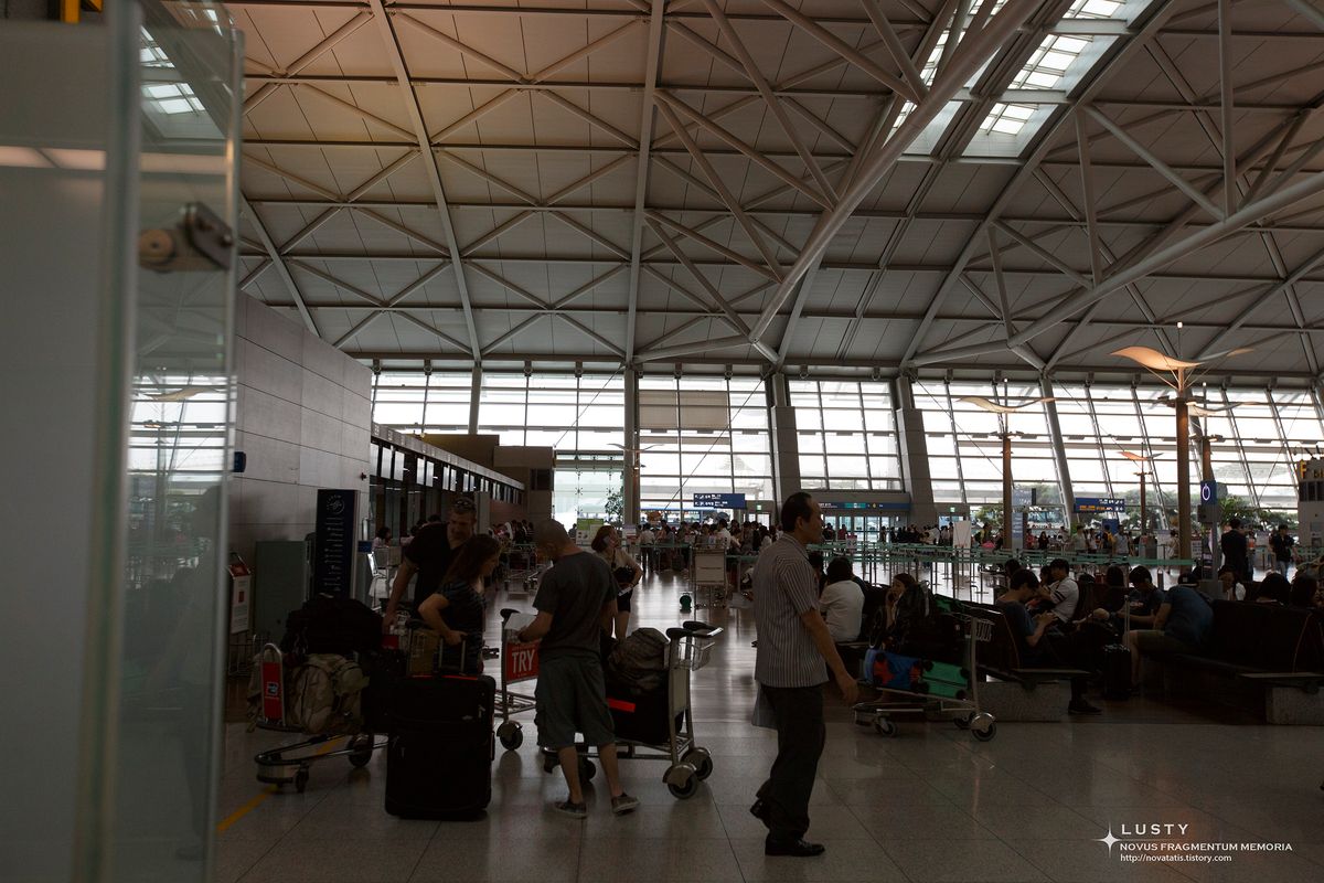 공항 출국장 대합실 내부 풍경