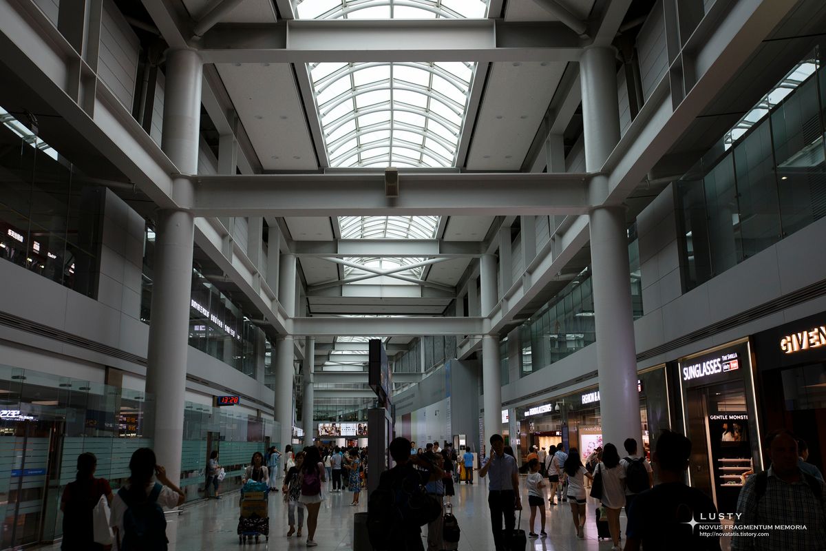 공항 내부 천장 복도와 상점