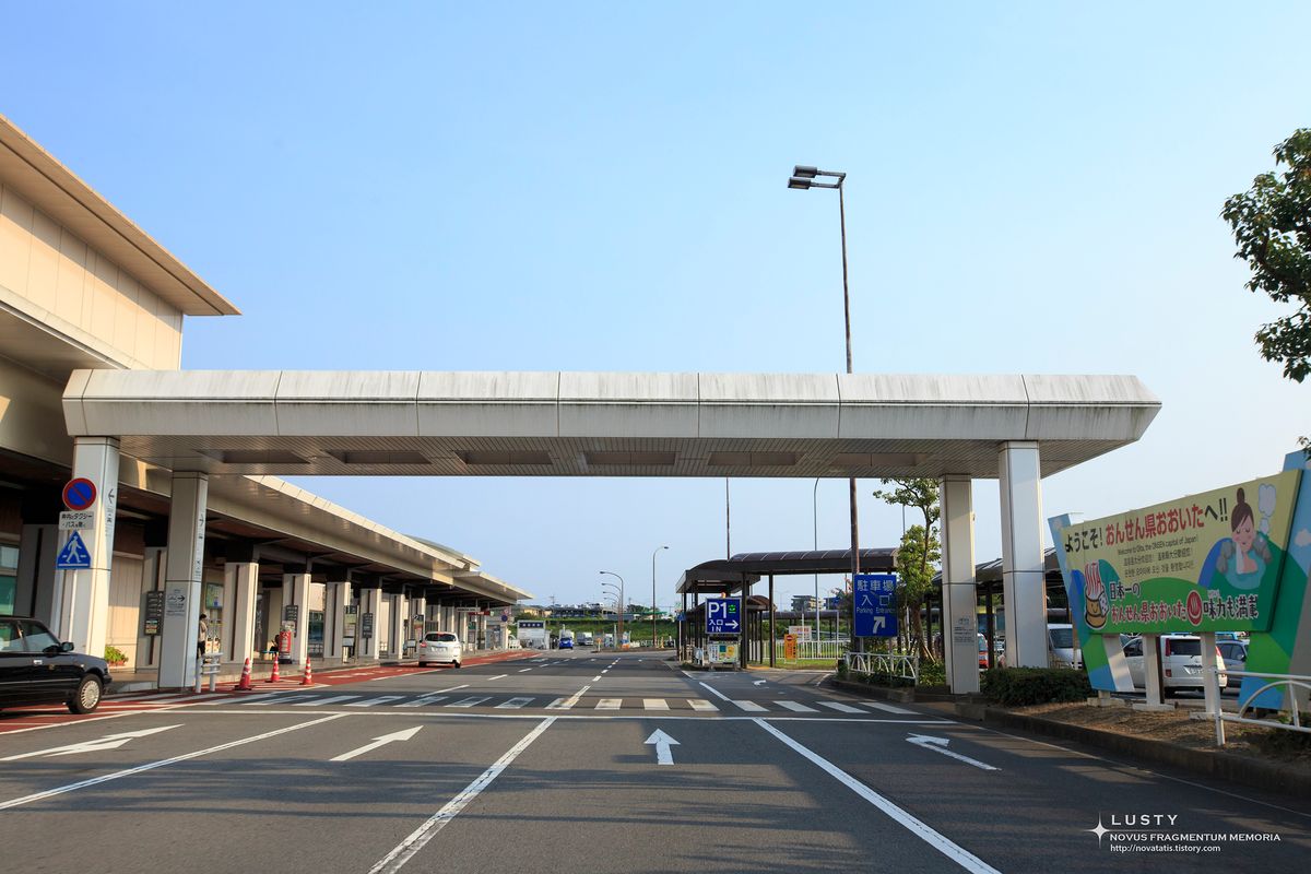 공항 외부 출입구 차선과 차양