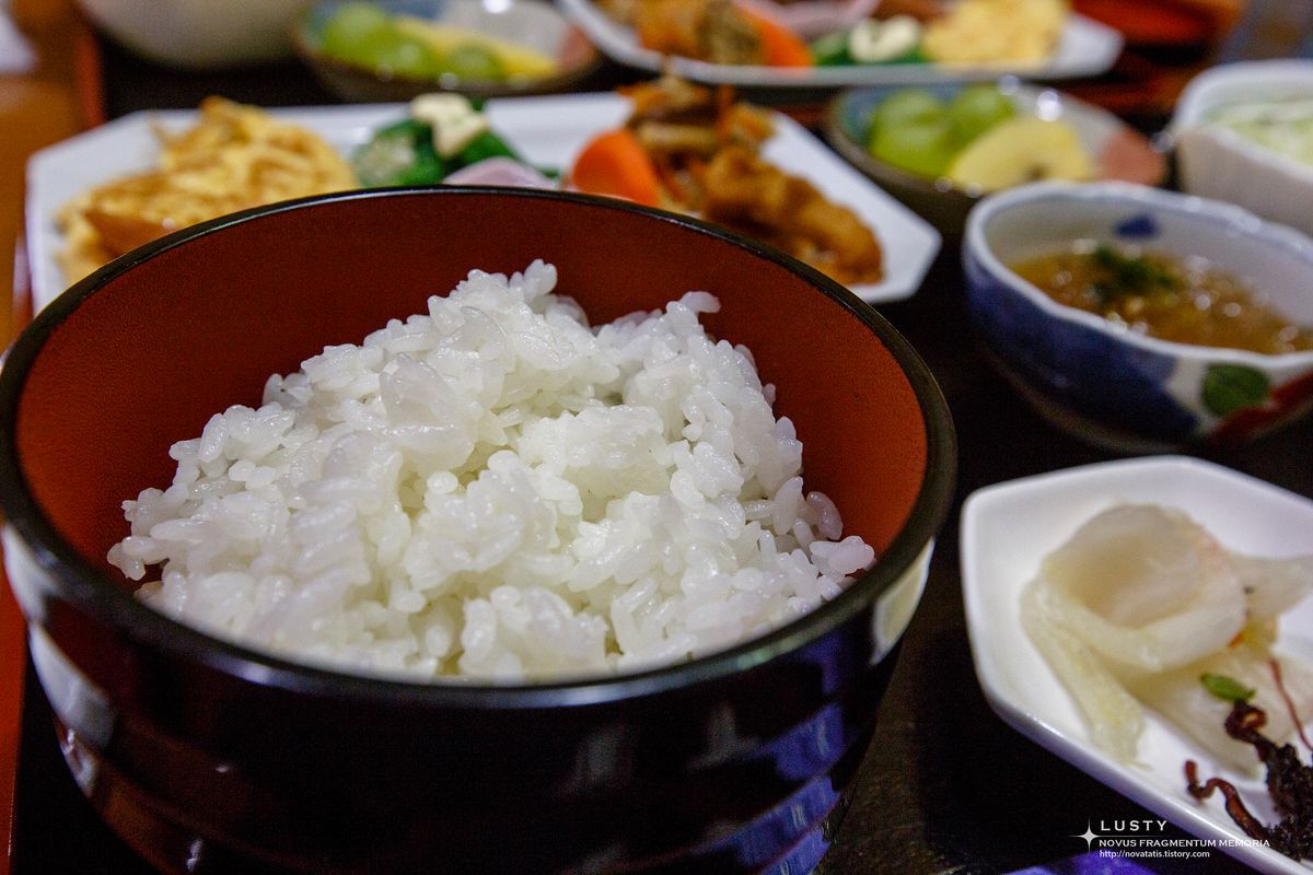 공기밥 그릇과 반찬