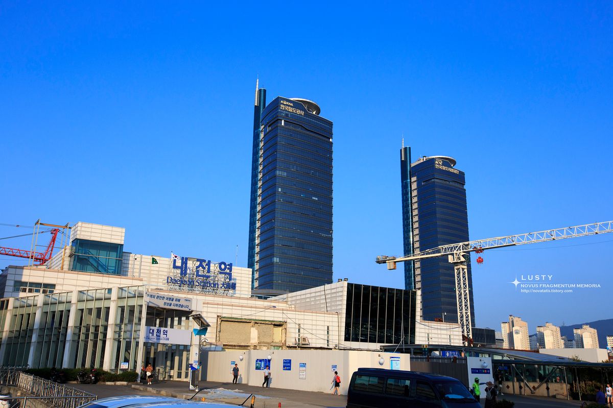 대전역 앞 고층 타워와 광장