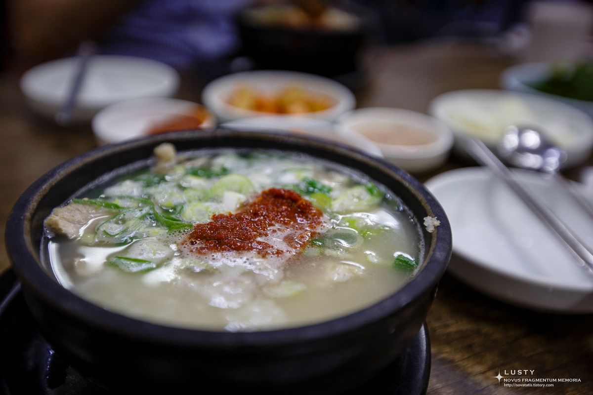 고춧가루 얹은 돼지국밥 한 그릇