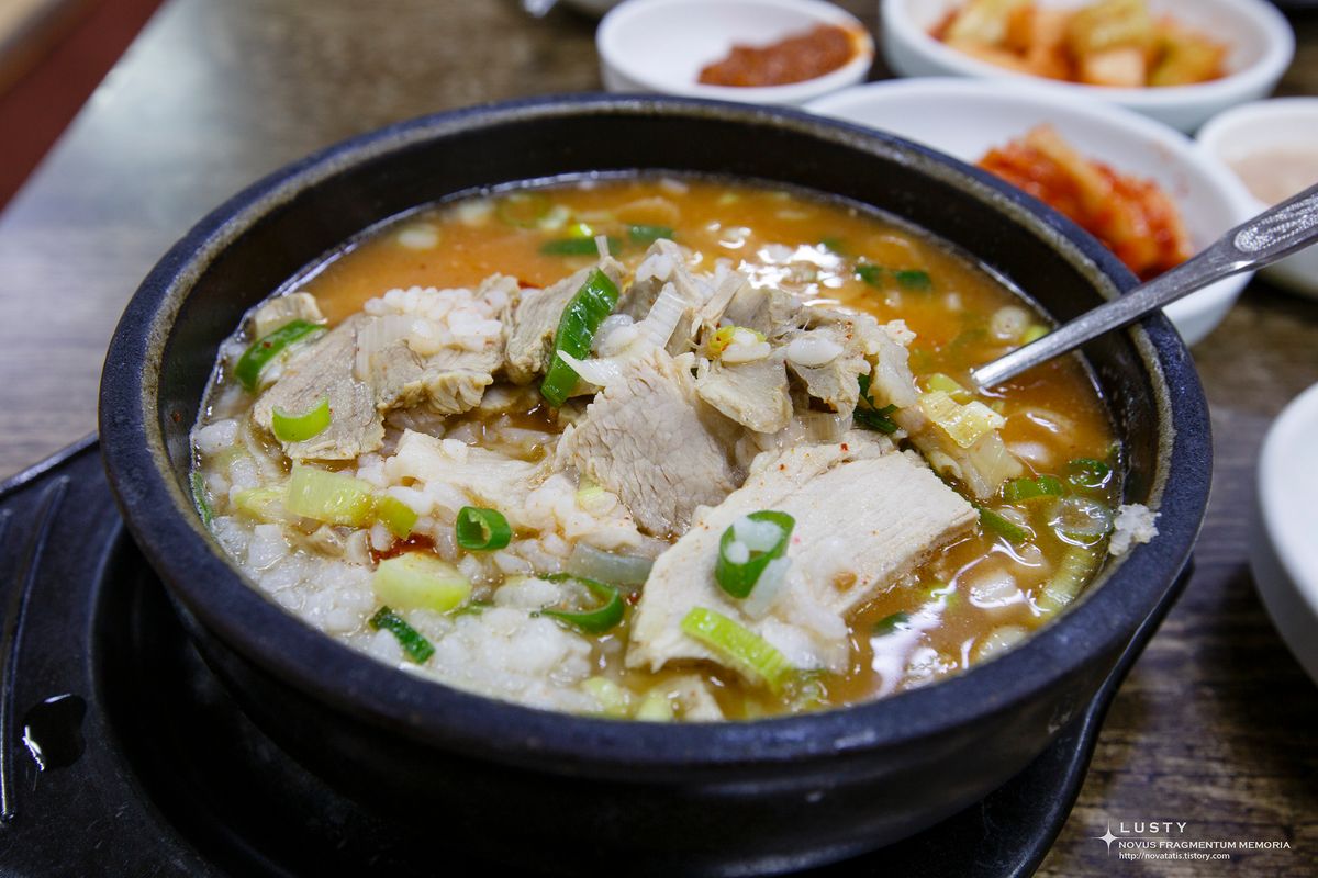 고기와 밥 듬뿍 담긴 국밥