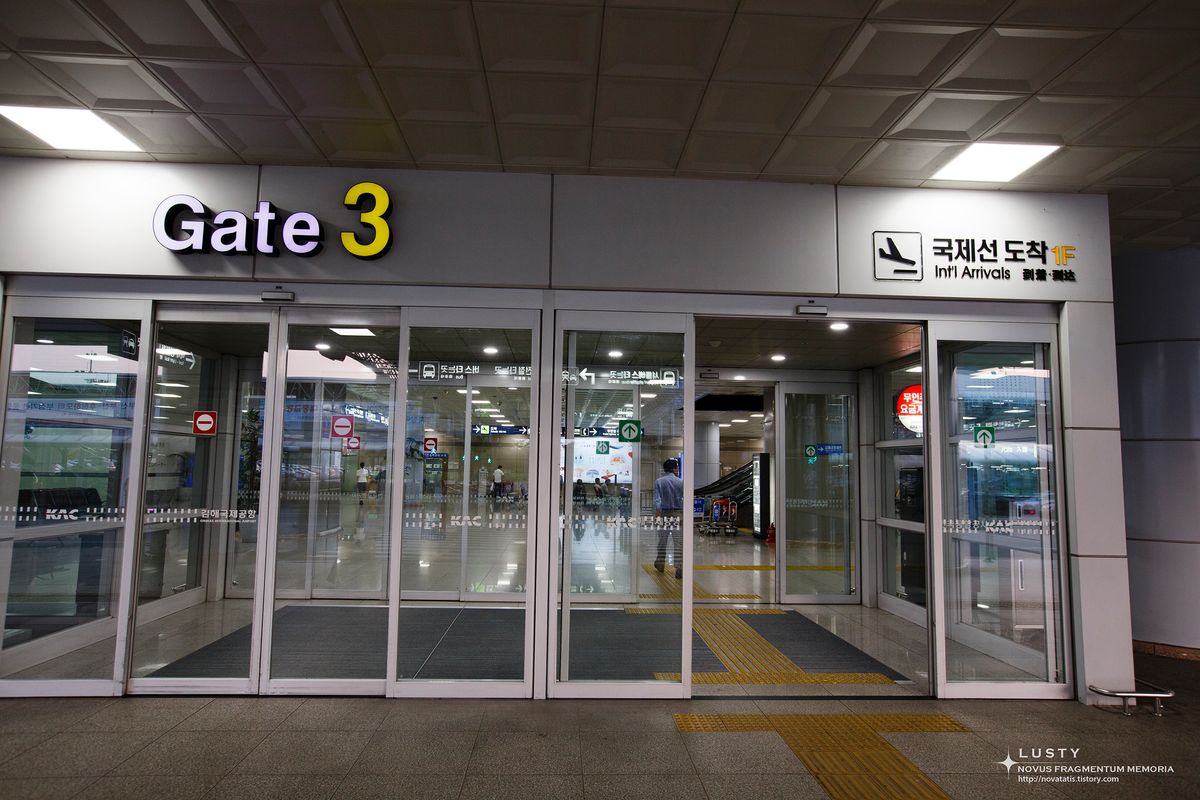 국제선 도착 Gate 3 자동문 입구