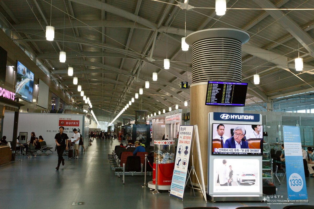공항 대합실 천장과 안내 전광판
