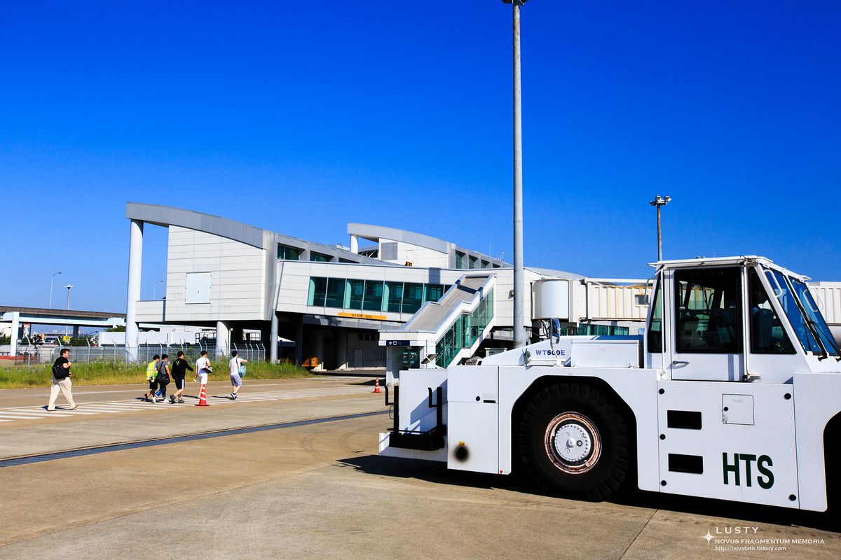 견인차와 공항 건물