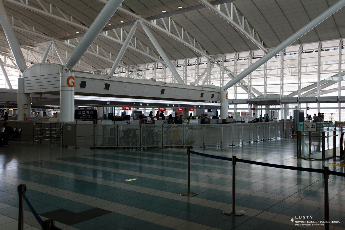 공항 터미널 G 체크인 카운터 내부