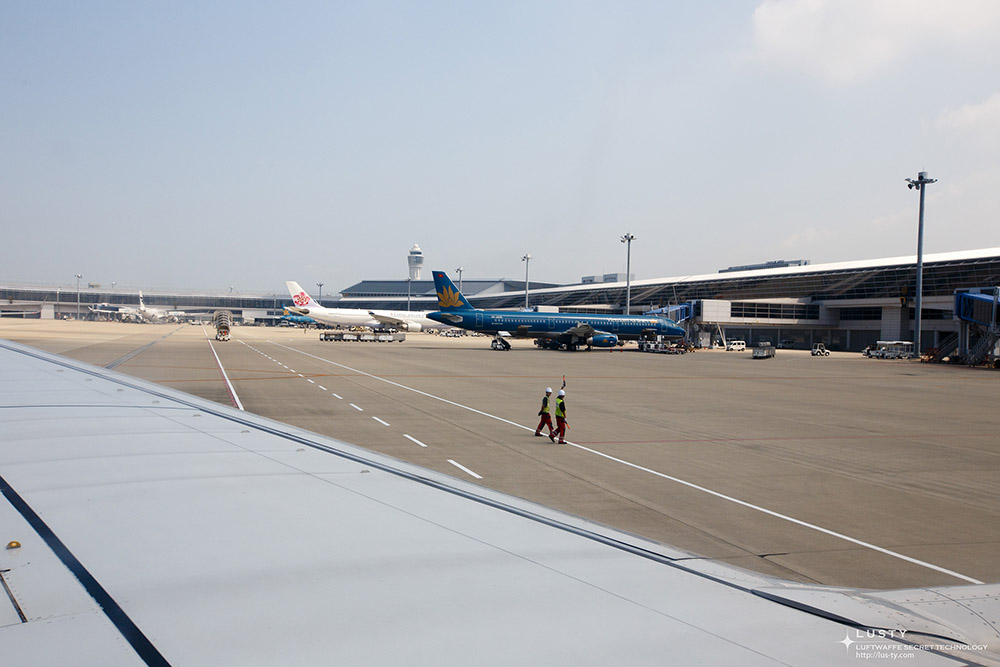 공항 활주로에 주기 중인 항공기들과 마중 나선 직원