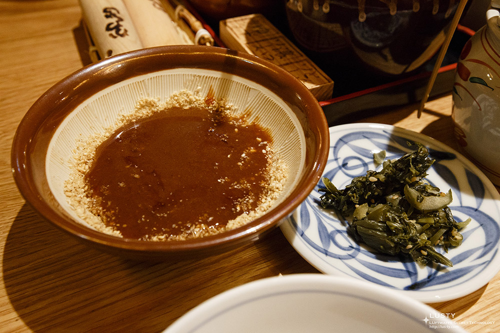 흑색 곡물밥통과 밥삽