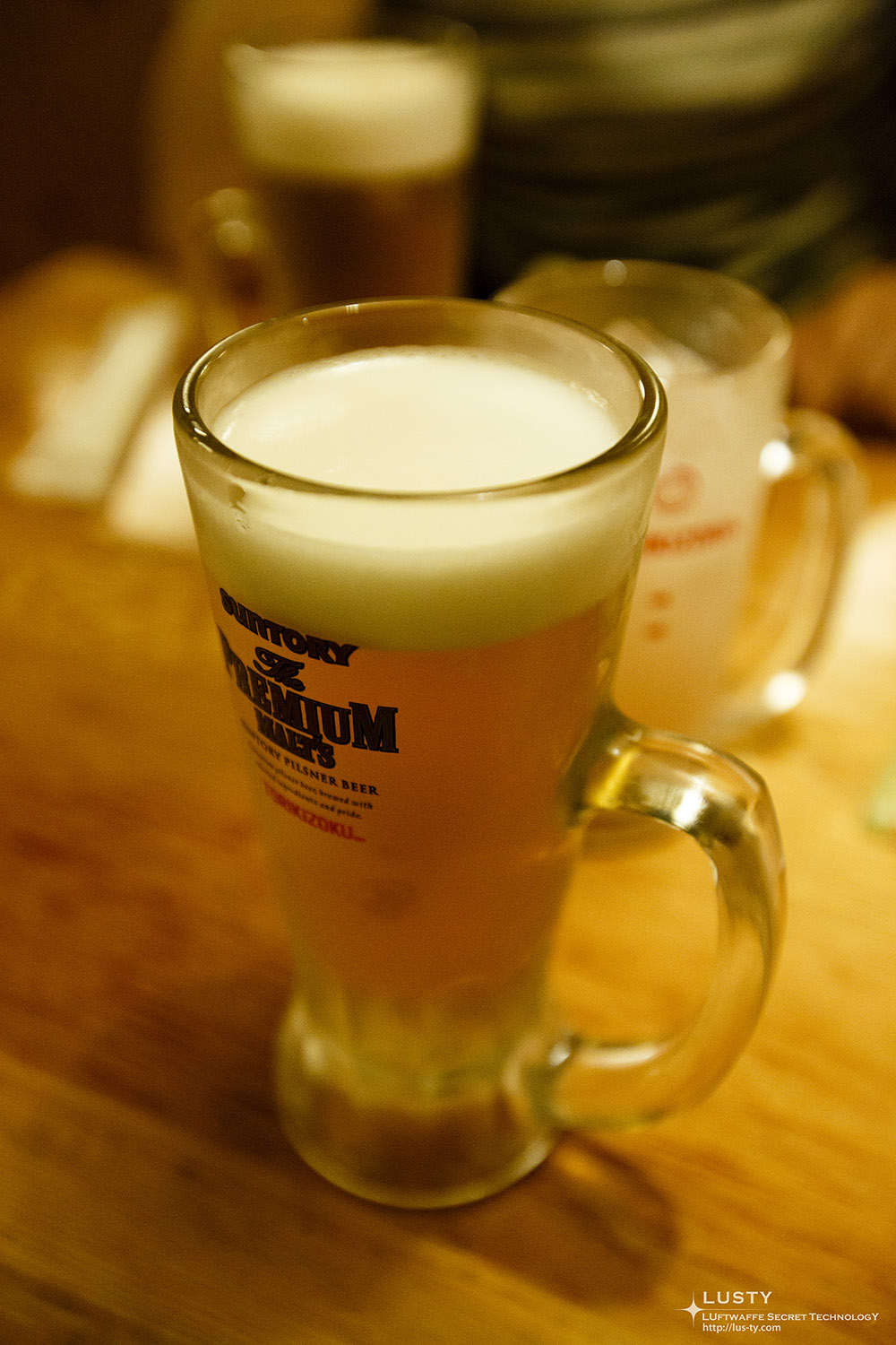 거품 있는 생맥주잔