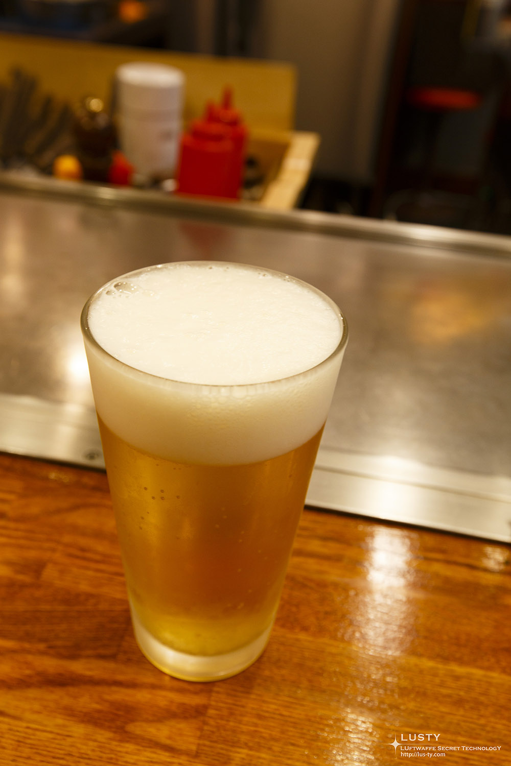 철판 식당 카운터 위 생맥주 잔