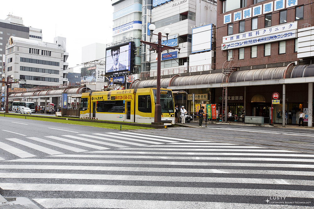 노란 트램과 넓은 횡단보도가 있는 거리