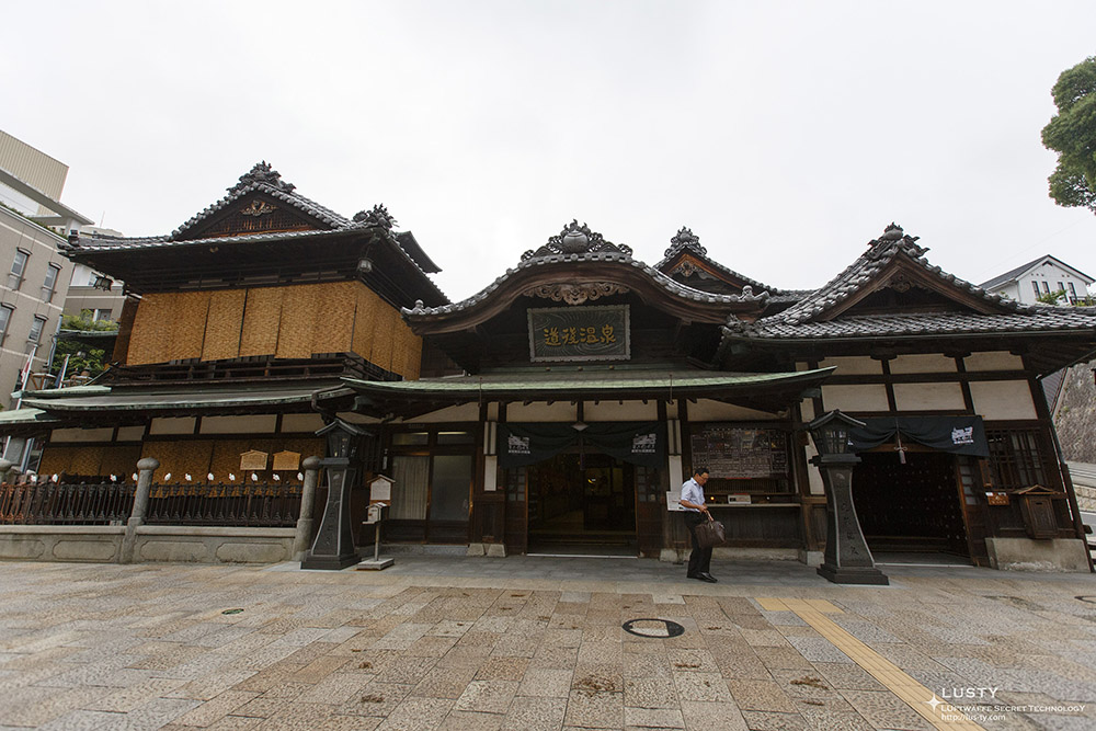 Dogo Onsen 외관과 앞마당 전경