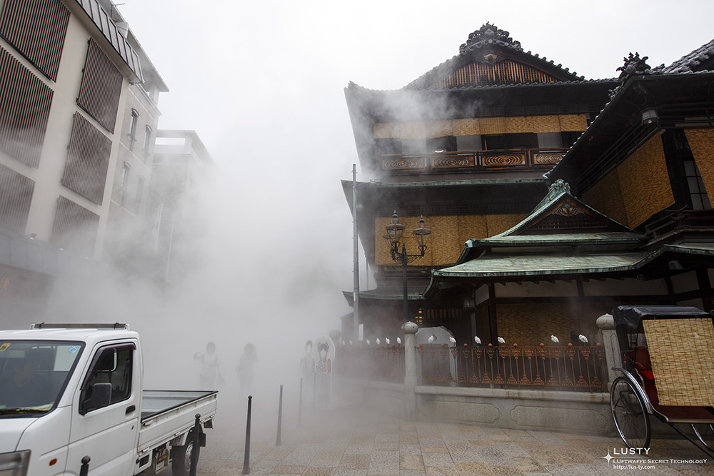 증기가 둥둥 떠다니는 Dogo Onsen 외부
