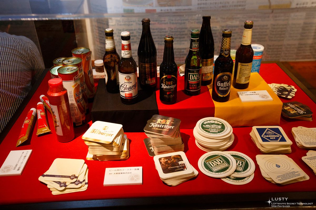 맥주병과 코스터 진열