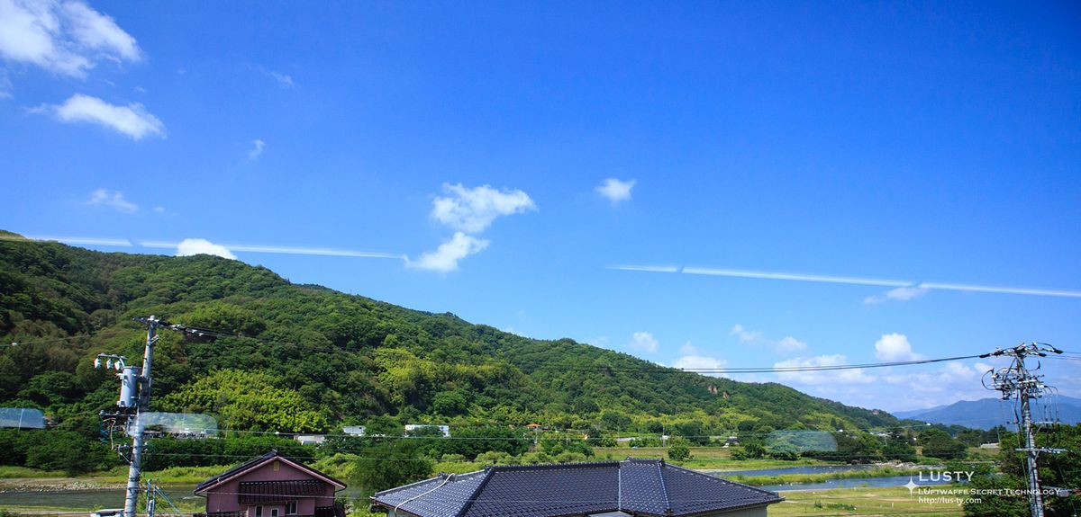 푸른 산과 하늘이 보이는 창밖 전경