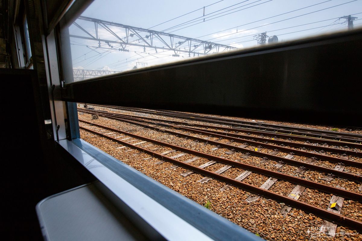 열차 창 밖 여러 선로
