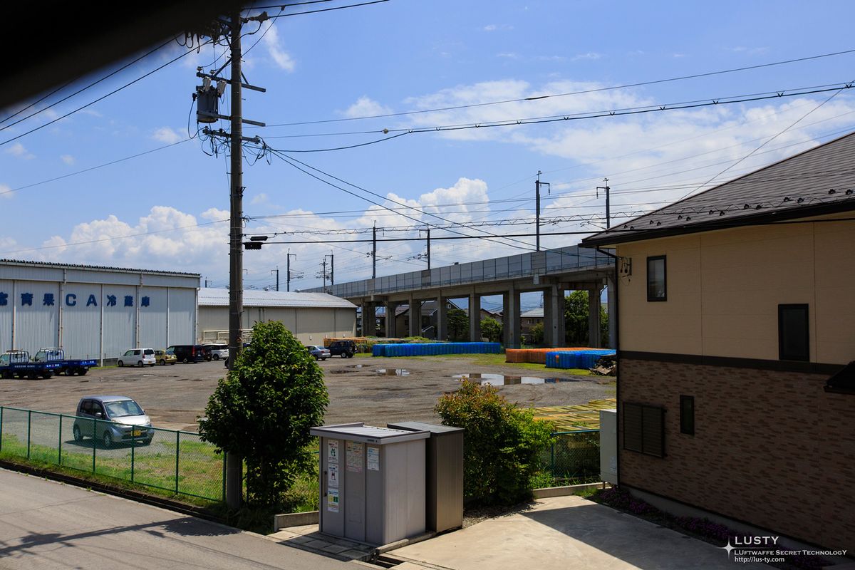 공장 옆 고가도로 아래 주차장