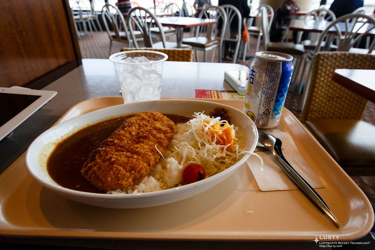 카레 위에 돈까스·샐러드 담긴 식판