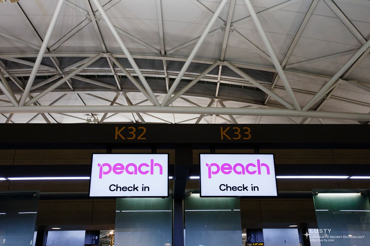 ‘peach Check in’ 모니터가 걸린 카운터