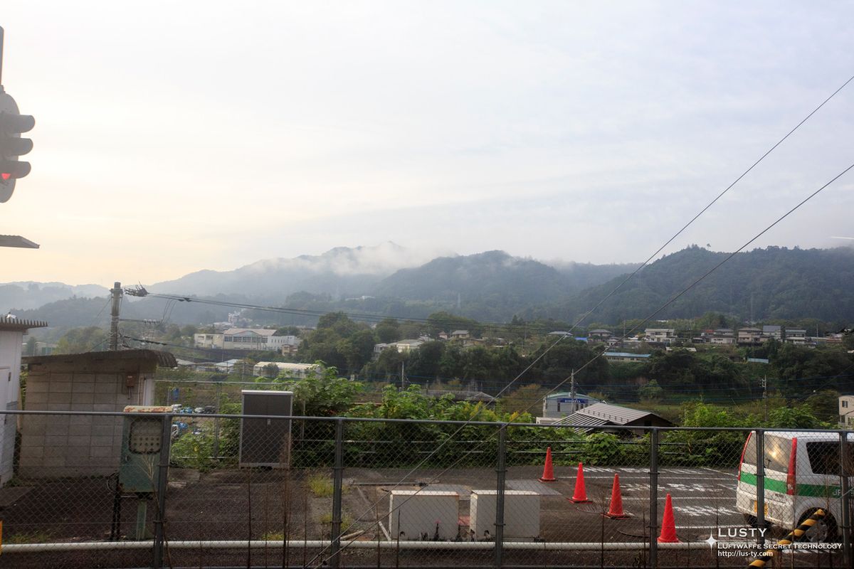 플랫폼 너머 안개 낀 산과 주택