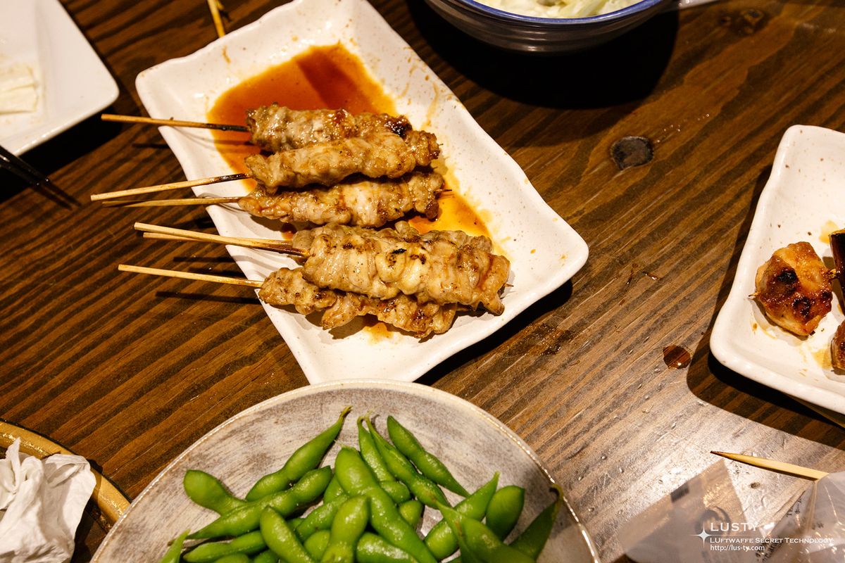 찍힌 꼬치와 에다마메 식탁