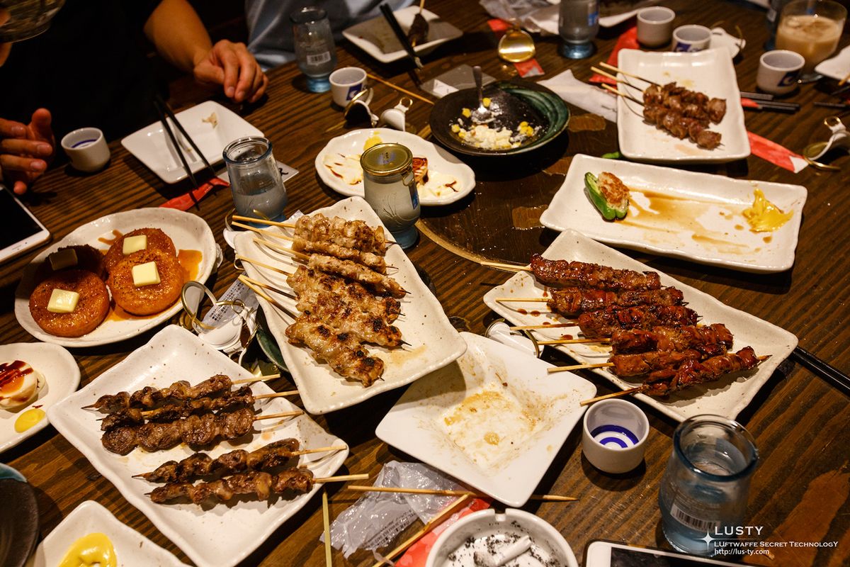 꼬치와 술잔이 놓인 식탁