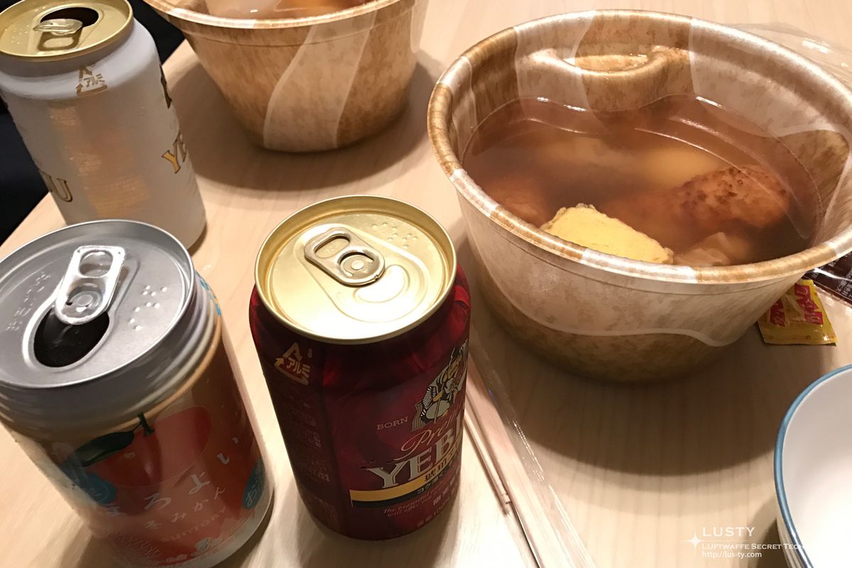테이블 위 오뎅 국물과 맥주캔