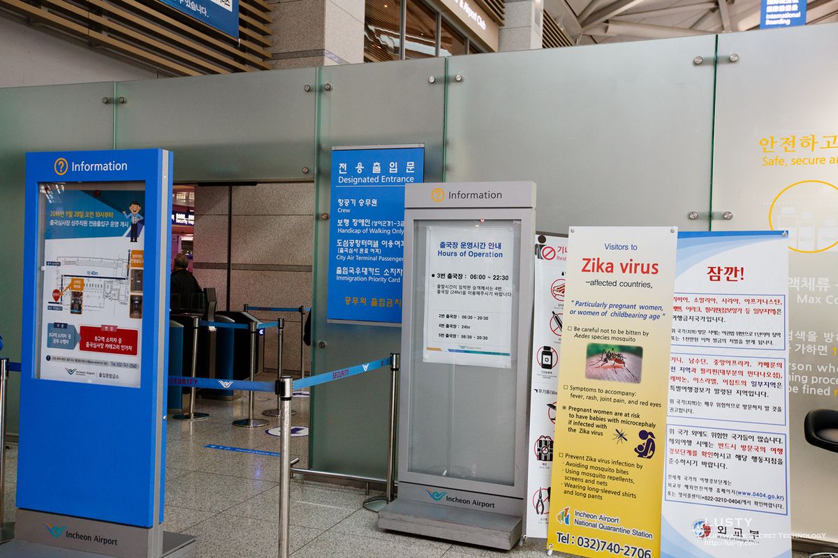 인천공항 정보 데스크와 지카 바이러스 안내판