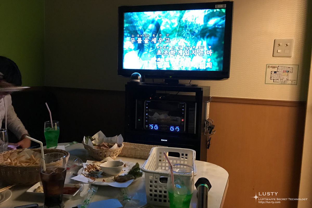 노래방 테이블, 음료, 마이크, TV