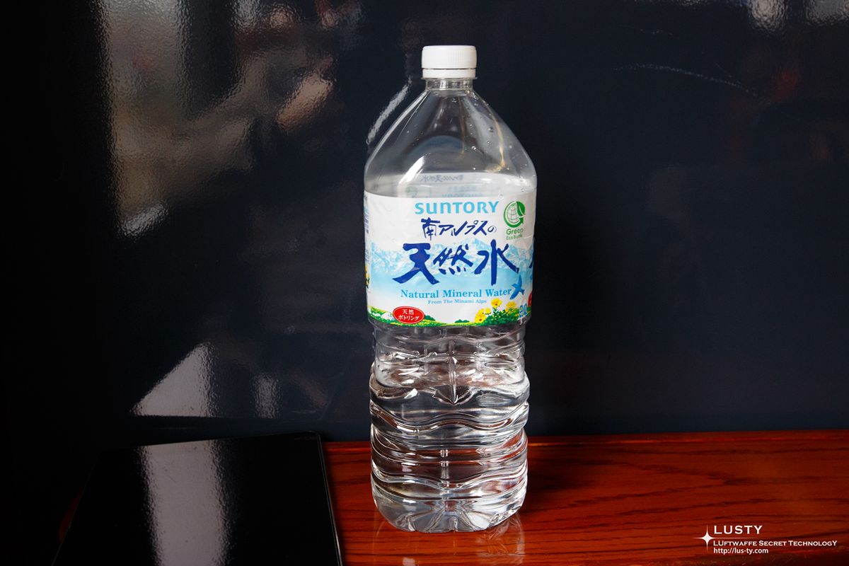 산토리 라벨이 붙은 생수 병