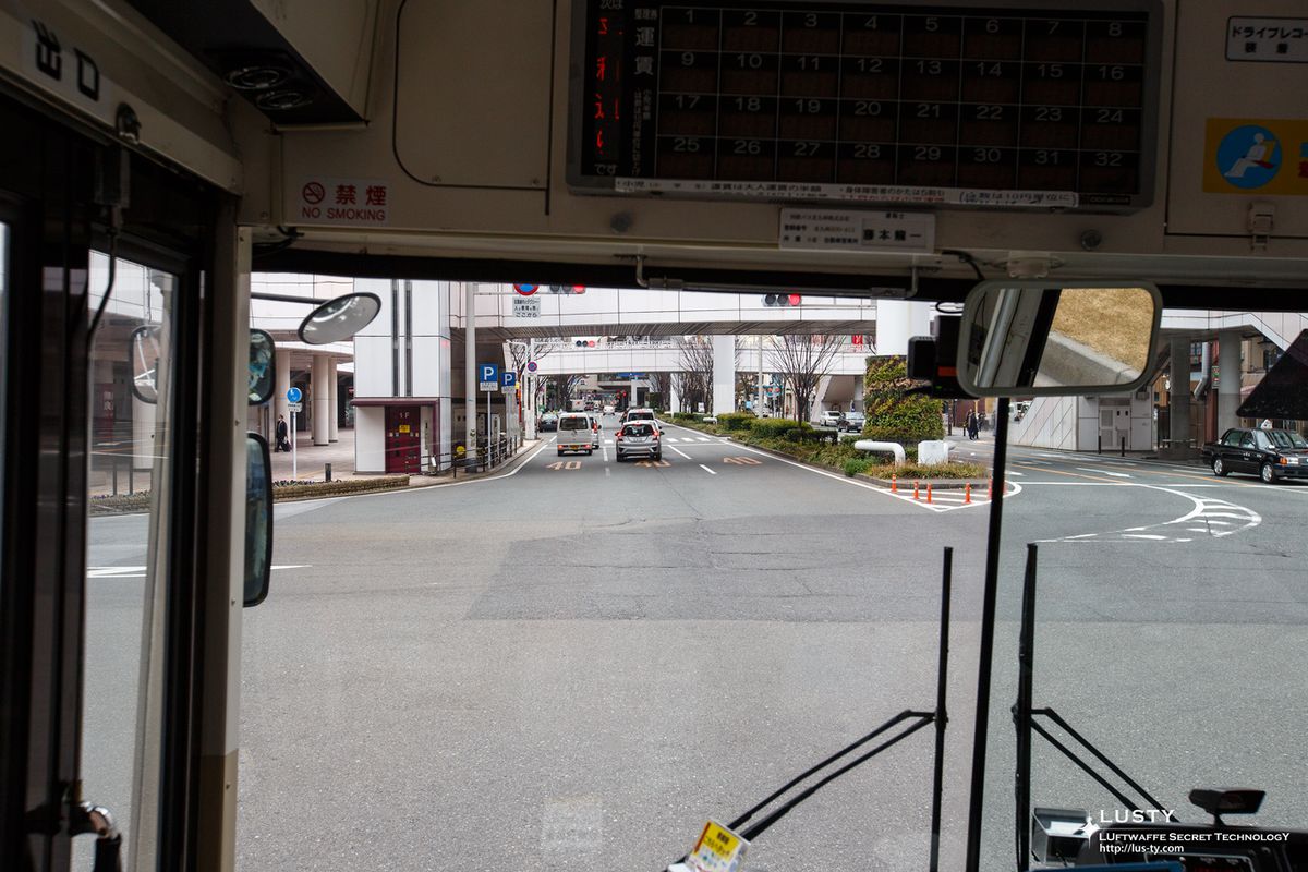 버스 앞창 너머 도로 풍경