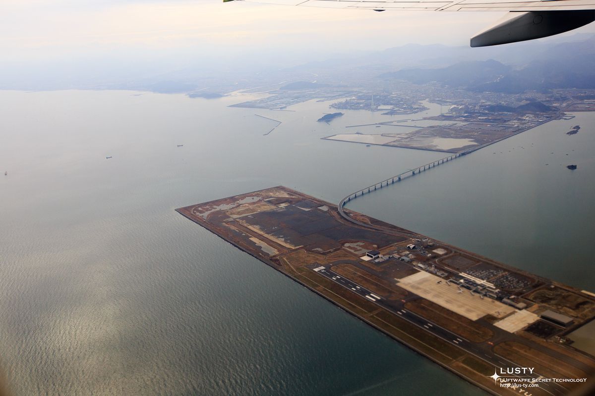 바다 위 간척지와 공항 활주로 항공뷰