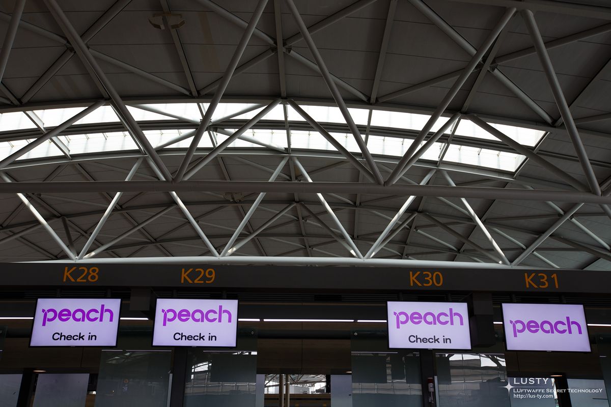 공항 체크인 카운터 peach 간판
