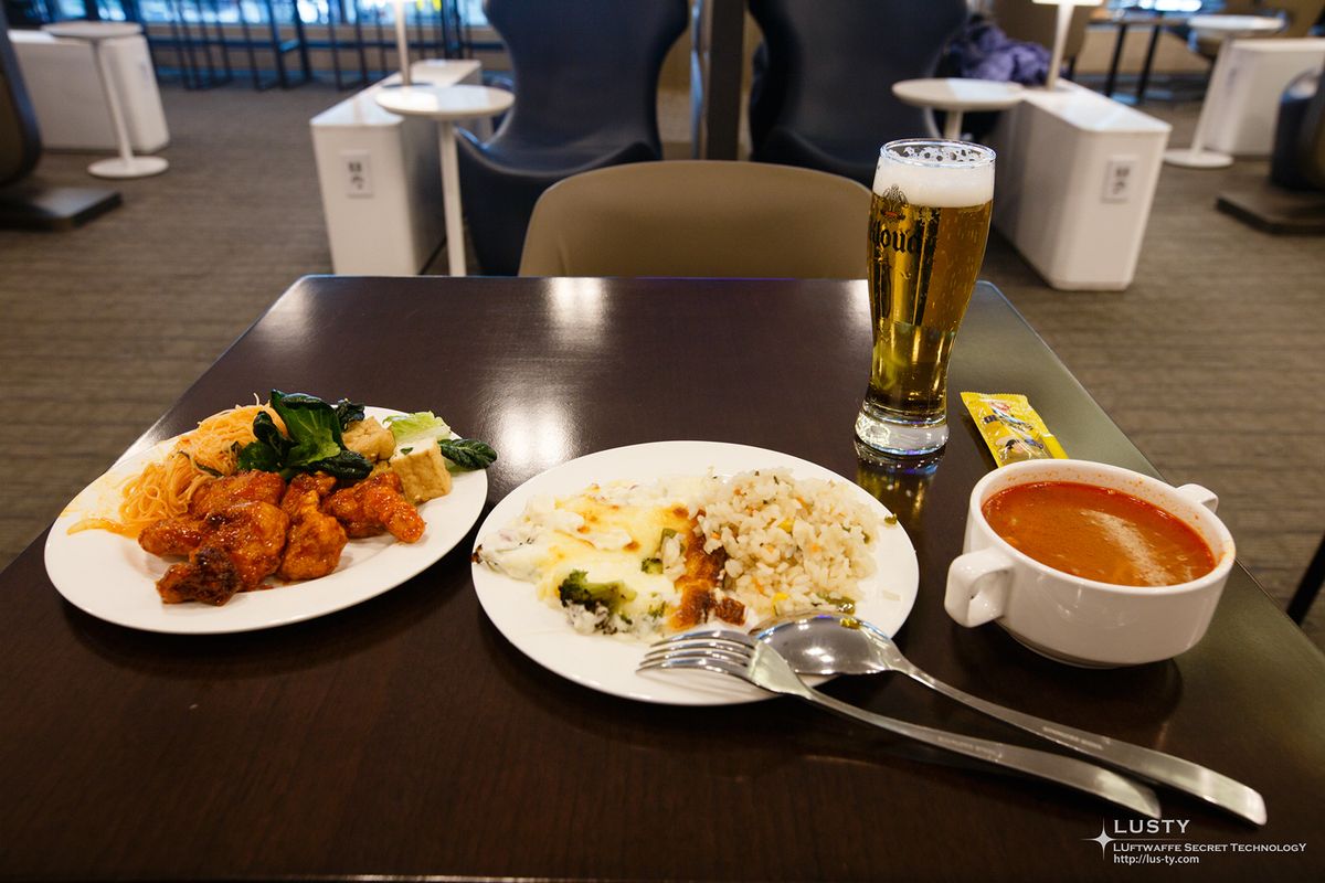 식탁 위 두 접시, 수프 컵, 맥주잔