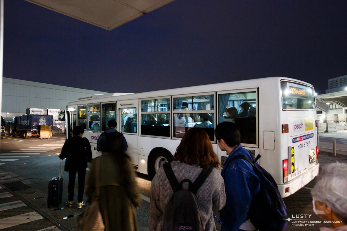 야간 공항에서 승객 태우는 셔틀버스