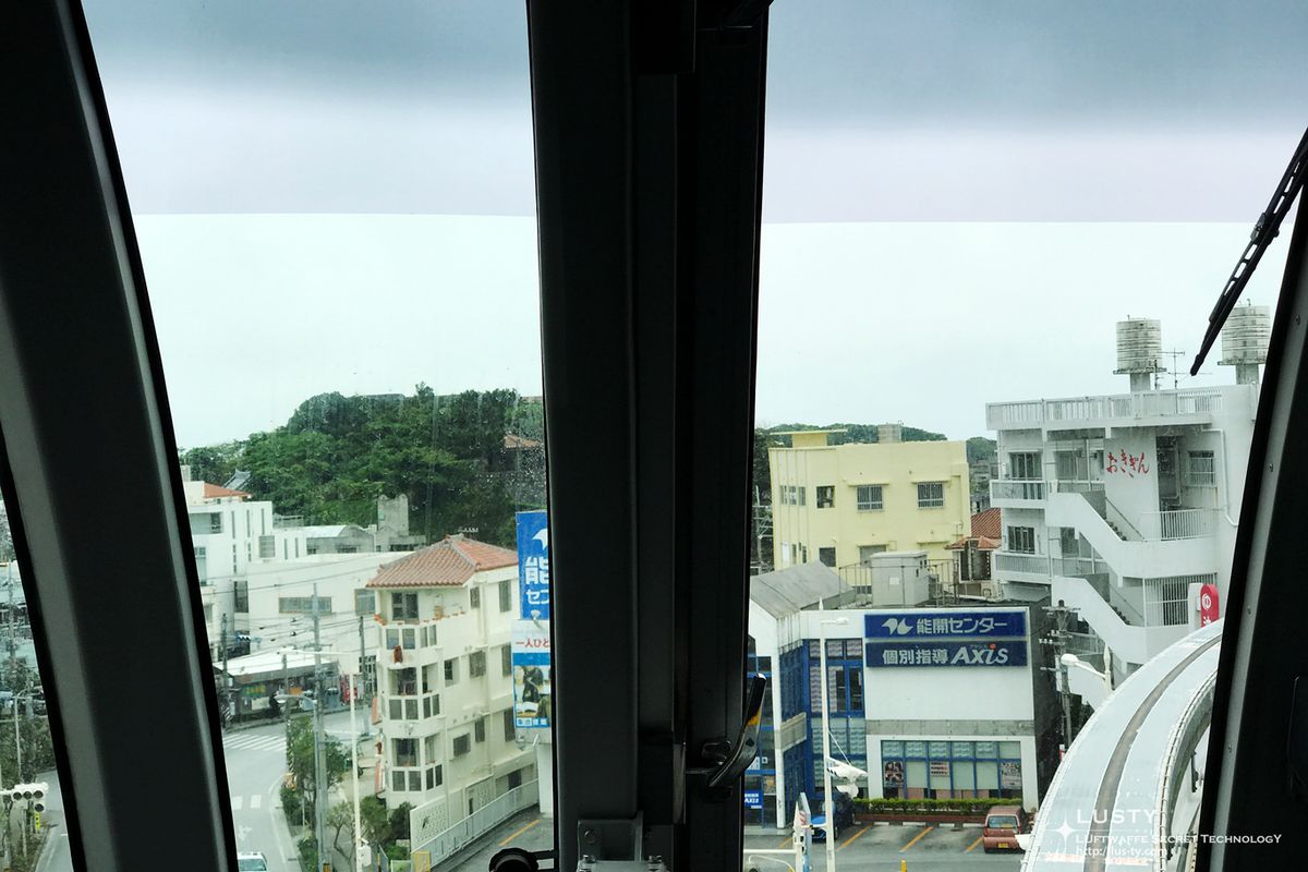 모노레일 창 밖 도시 전경