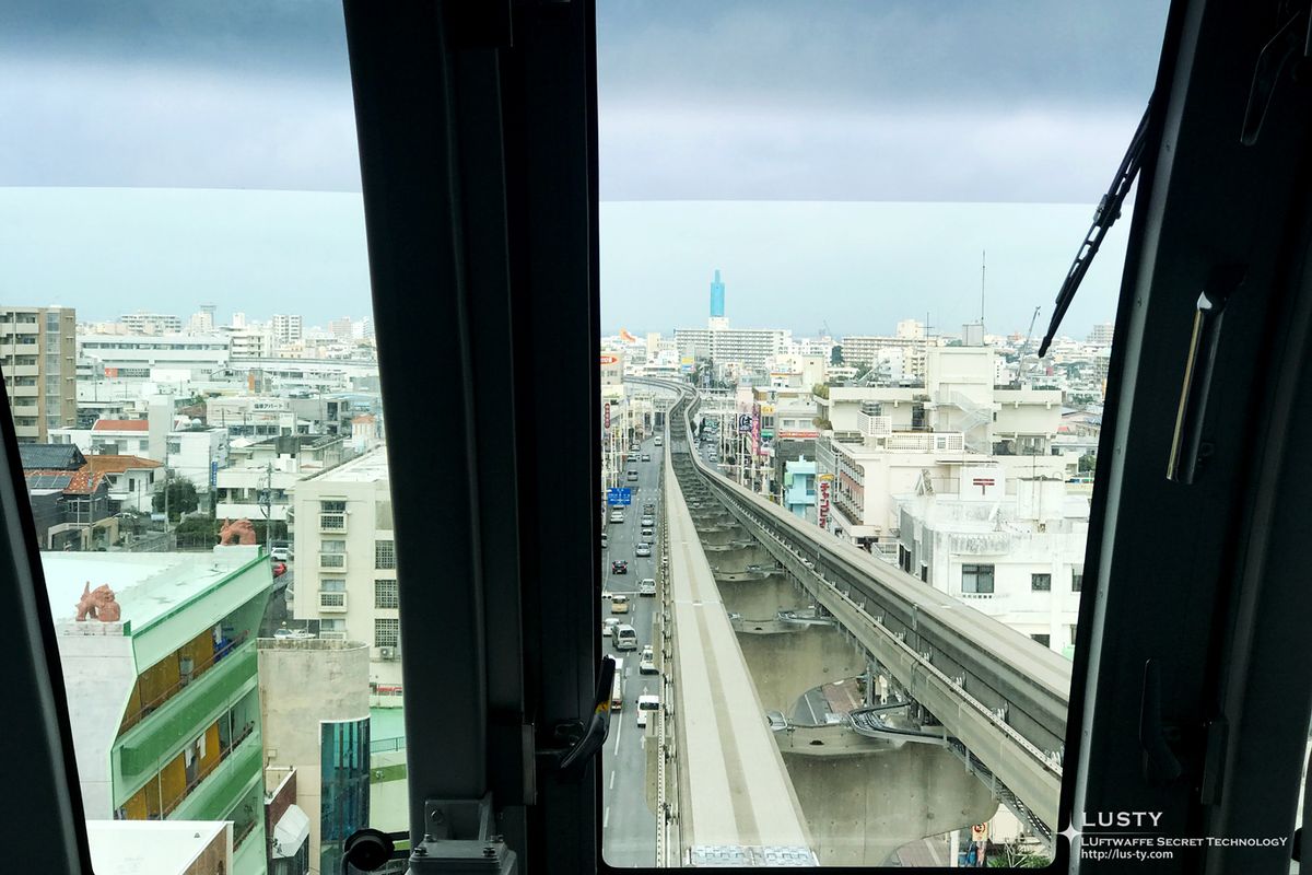 모노레일 선로와 도심 건물들