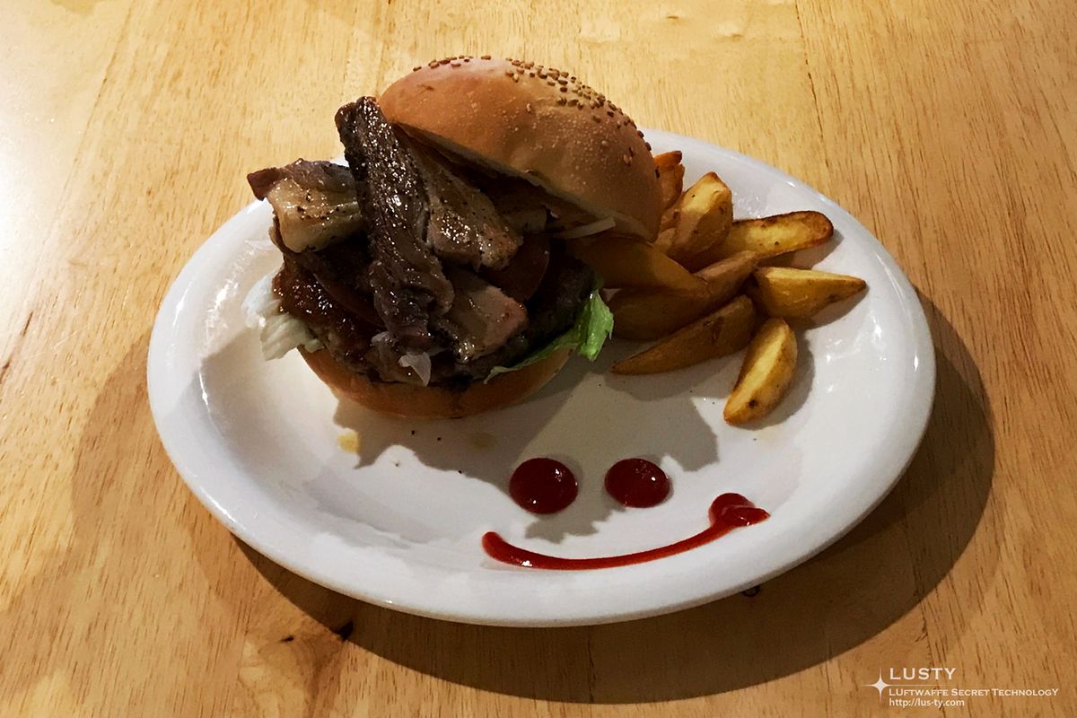 Hamburger와 웨지감자 위 케첩 웃음