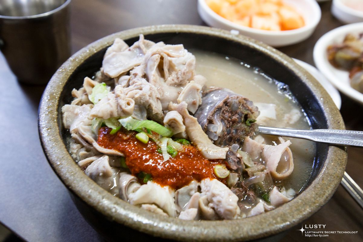 순대와 양파 고명 얹은 뚝배기 국밥