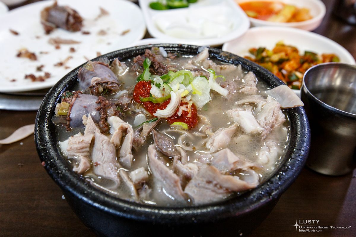 선지국과 대파 고명 얹은 뚝배기